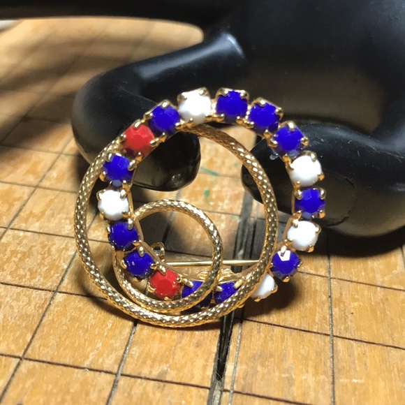 60s or 70s Style Red White Blue Gems Gold Swirl Costume Brooch EVC 1.25”D - Picture 1 of 7